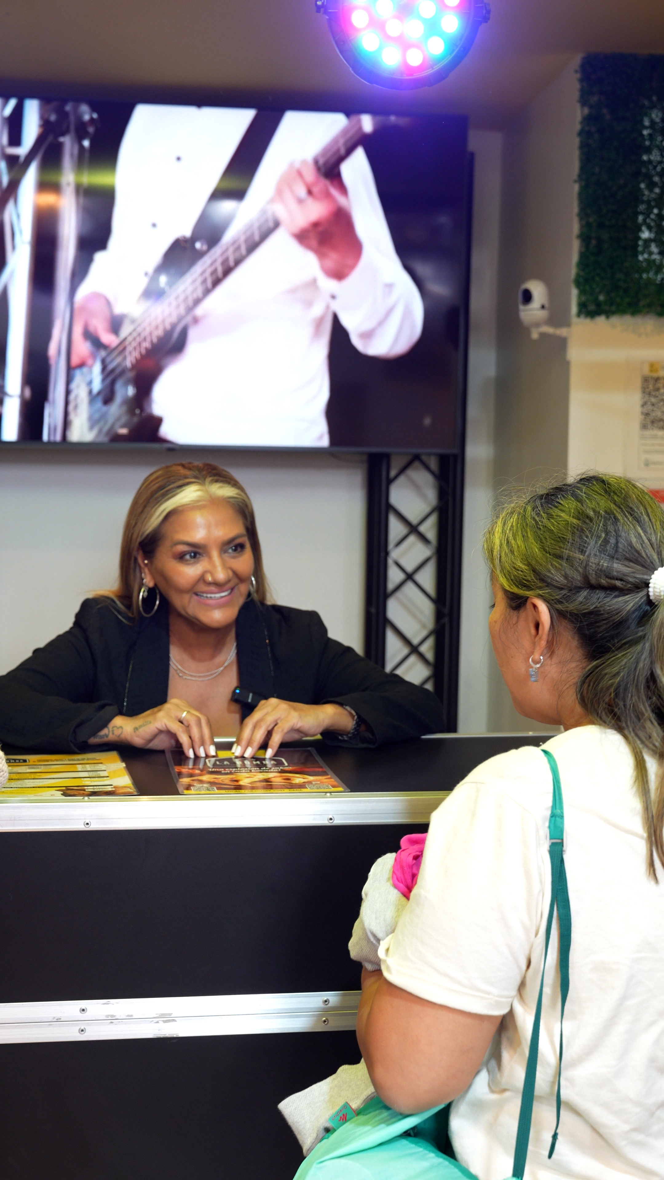 Gladys La Bomba Tucumana interactuando con clientes