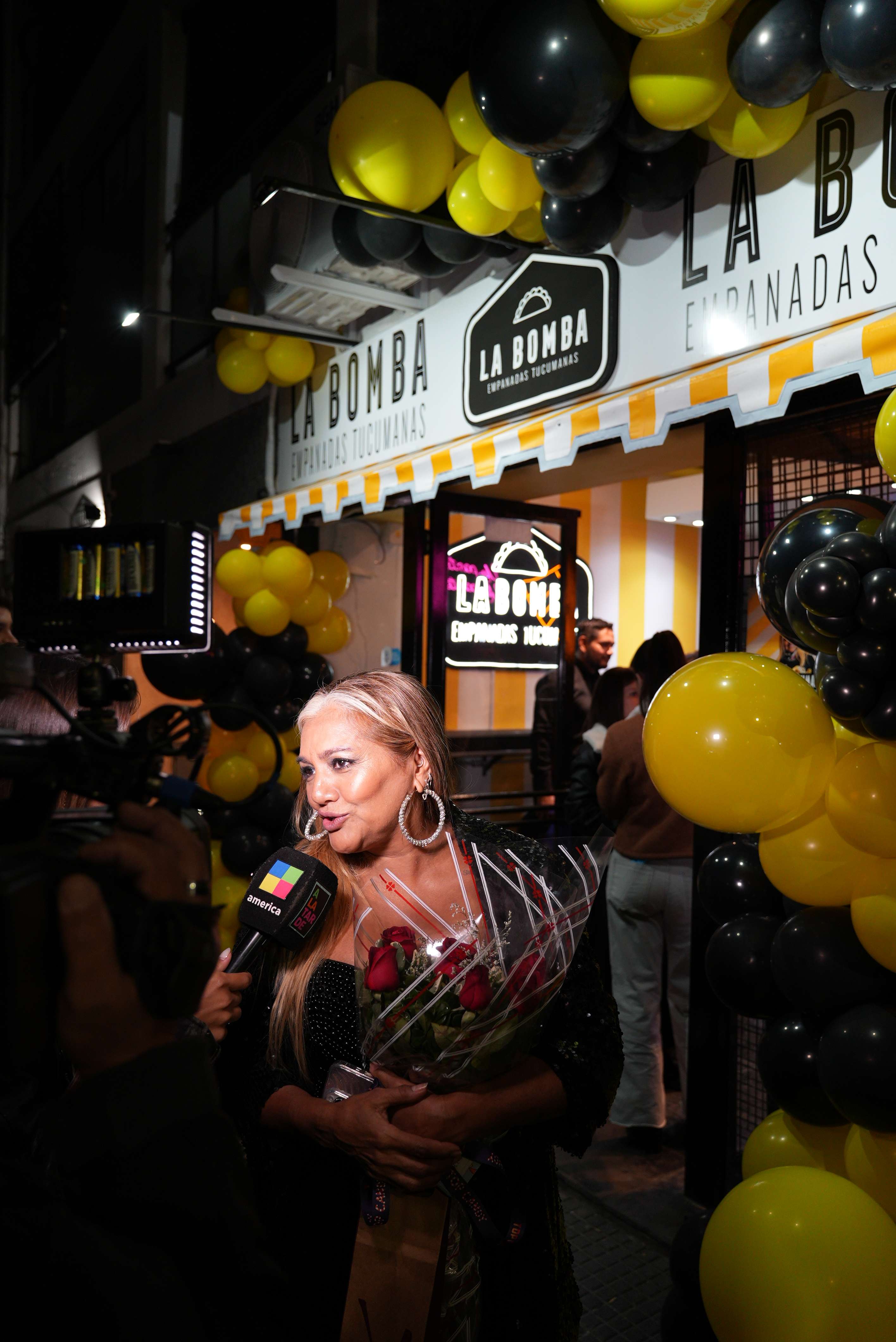 Gladys La Bomba Tucumana siendo entrevistada en la apertura de La Bomba Empanadas Tucumanas